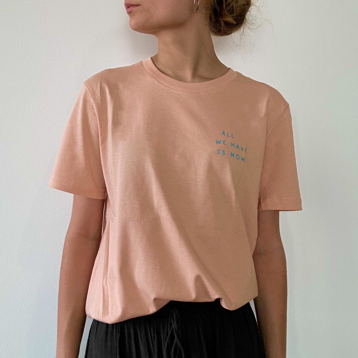 All we have is now / Peach T-Shirt mit Print