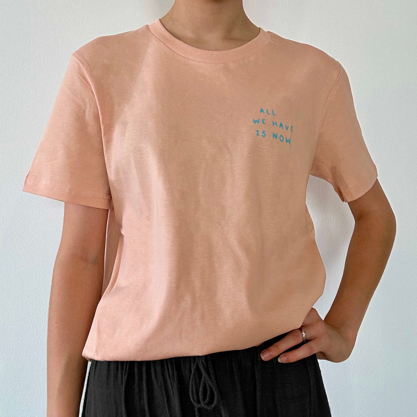 All we have is now / Peach T-Shirt mit Print