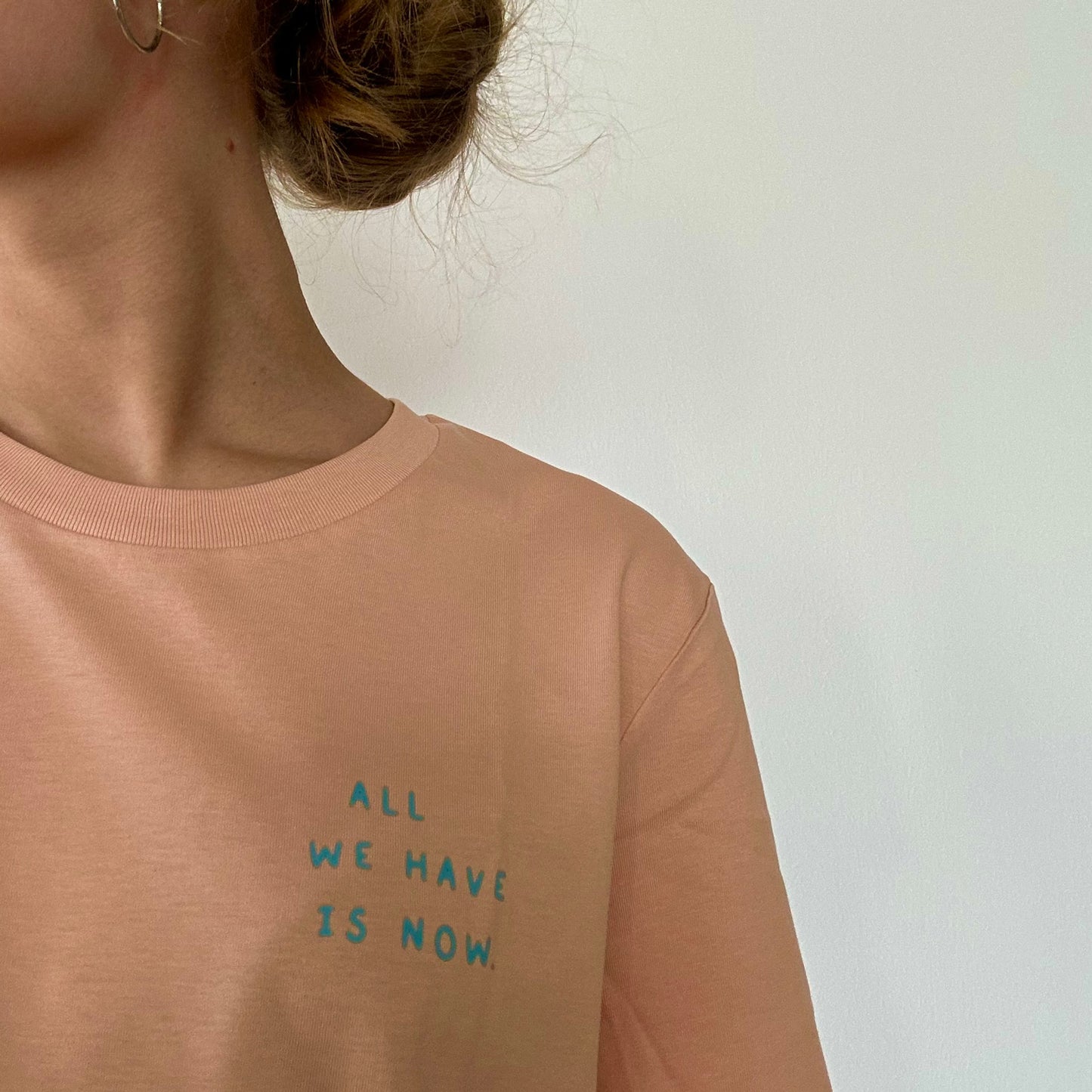 All we have is now / Peach T-Shirt mit Print