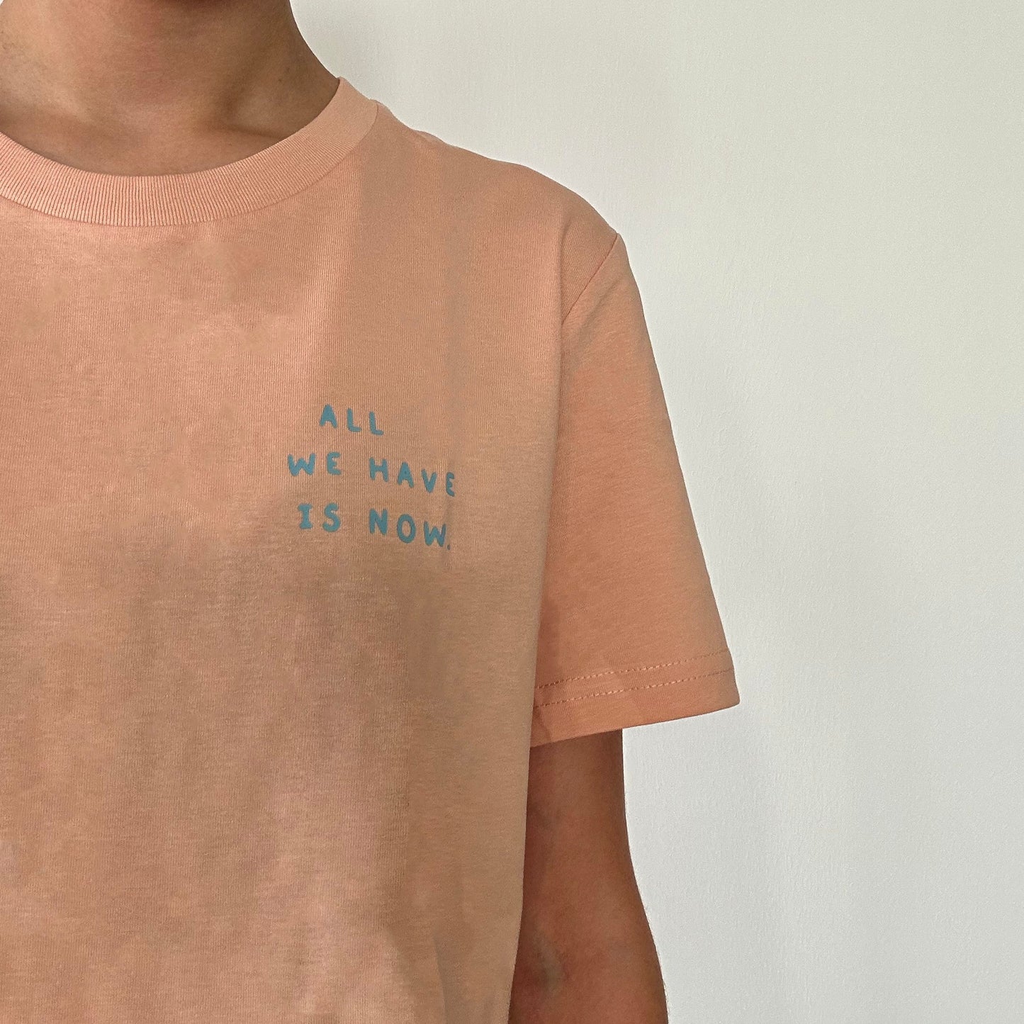 All we have is now / Peach T-Shirt mit Print
